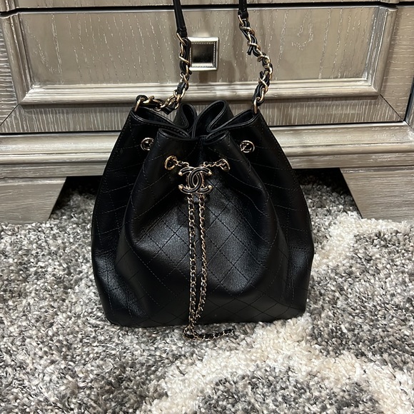 Chanel calfskin bucket/drawstring bag - Picture 2 of 9
